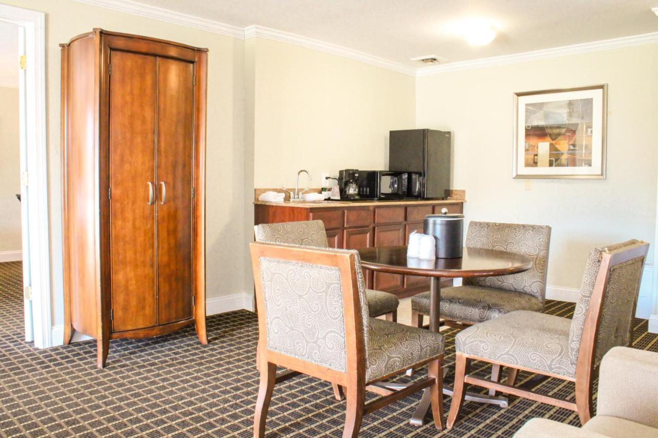 Cape Cod Irish Village - The Emerald Resort 반스터블 외부 사진